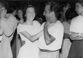 El fotógrafo Antonio González, bailando con una mujer sin identificar (c. 1959).