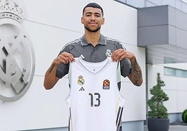 Izan Almansa posa con su nueva camiseta.