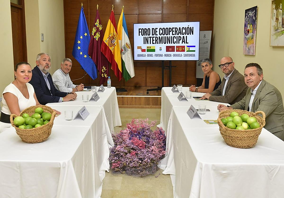 Foro de cooperación intermunicipal, celebrado este miércoles, con representación de los ayuntamientos de Santomera, Murcia, Orihuela, Beniel, Fortuna y Abanilla.