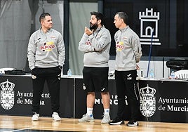 Josan González, junto a dos de sus ayudantes, en un entrenamiento con ElPozo Murcia.
