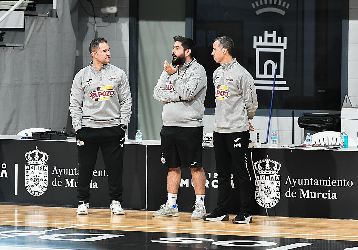 Josan González, junto a dos de sus ayudantes, en un entrenamiento con ElPozo Murcia.