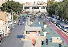 Trabajos en la nueva estación ferroviaria de Murcia, al fondo, vista desde el bulevar sur, en mayo.