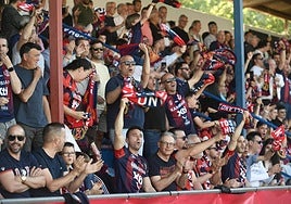 Aficionados del Yeclano animando en La Constitución, en una imagen de archivo.
