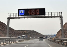 Polución en el ambiente, en una imagen de archivo tomada en la A-7 a su paso por Murcia.