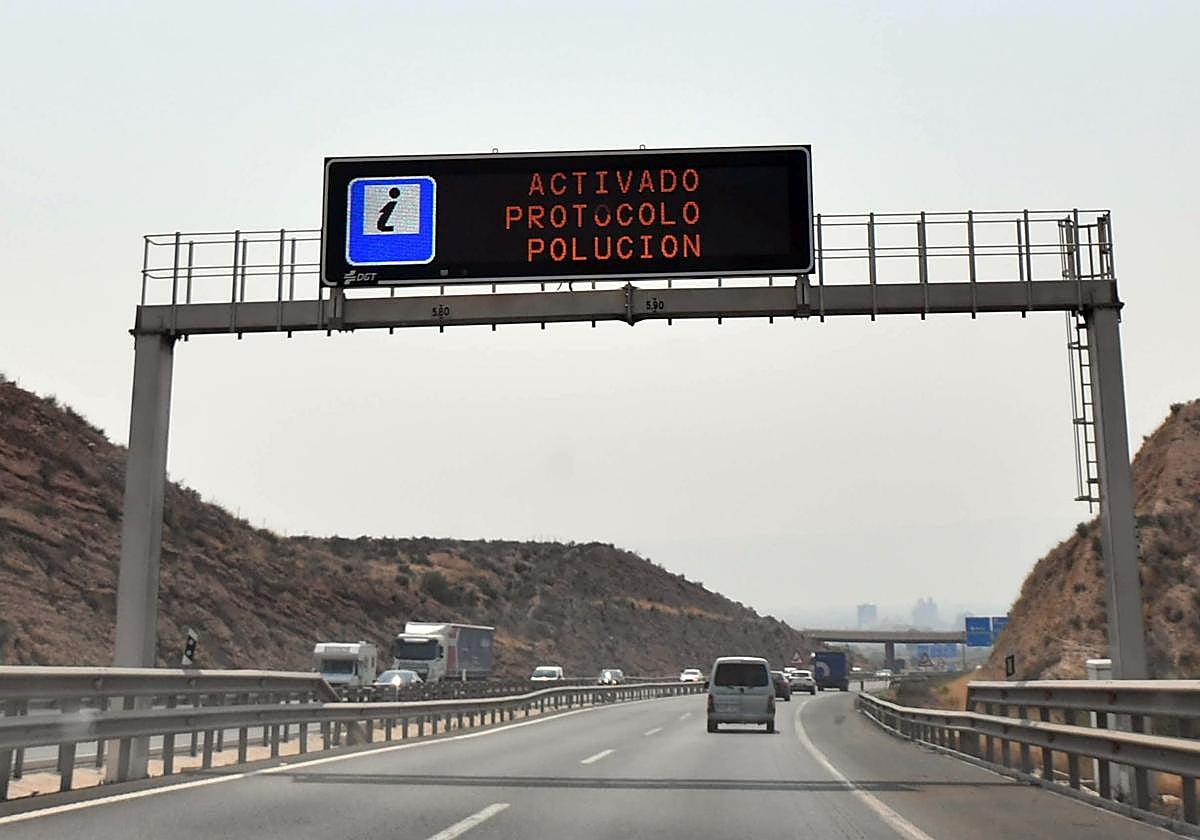 Polución en el ambiente, en una imagen de archivo tomada en la A-7 a su paso por Murcia.