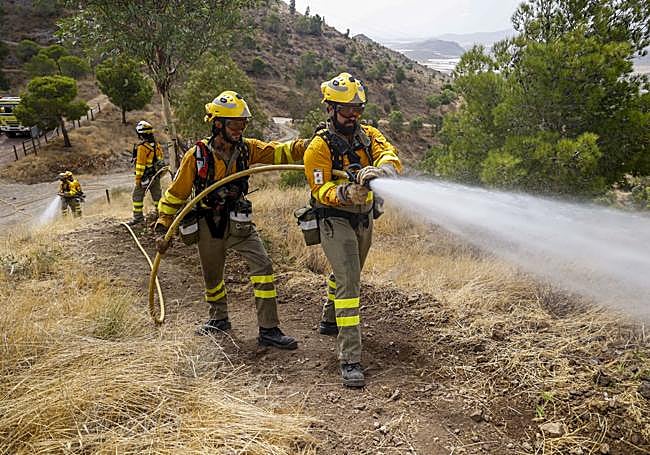 La brigada de Mazarrón realiza simulacros con mangueras en la sierra de Herrerías esta semana.