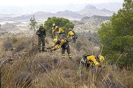 La brigada de Mazarrón realiza un simulacro con mangueras en la sierra de Herrerías esta semana.