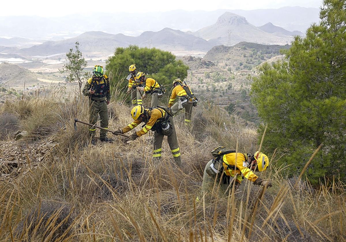 La brigada de Mazarrón realiza un simulacro con mangueras en la sierra de Herrerías esta semana.