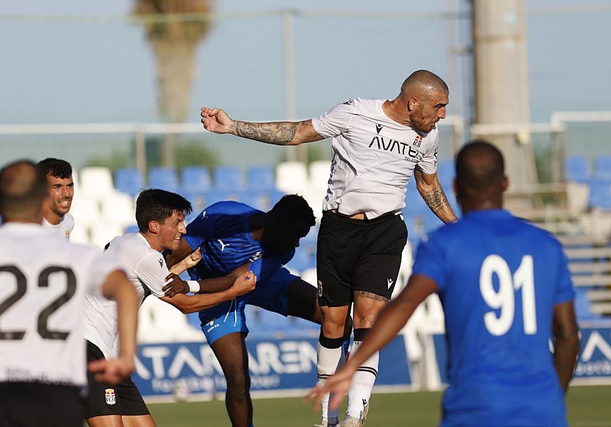 Fran Vélez despeja un balón con la cabeza en el partido contra el Neom.
