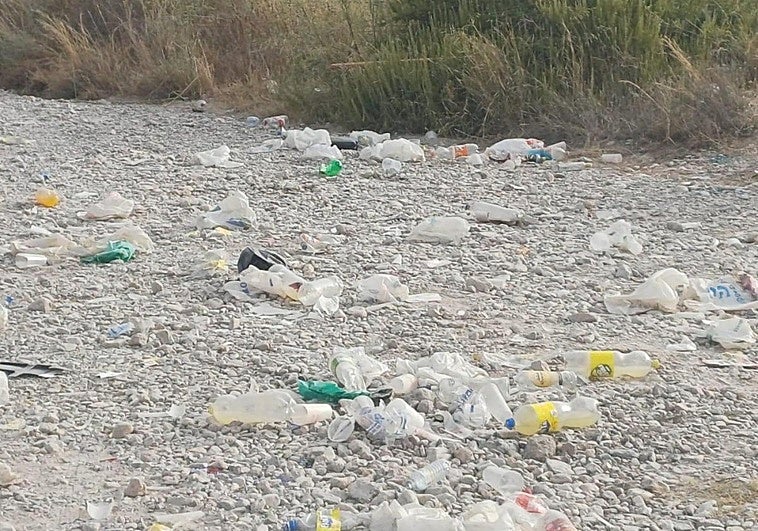 Captura del vídeo, en el que se aprecian restos del botellón.