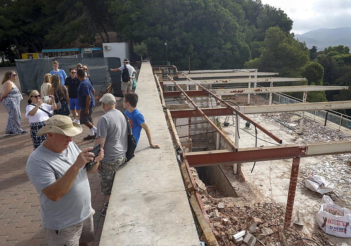 Varios turistas toman fotógrafías del puerto desde lo alto del Parque Torres; a la derecha, obras en el antiguo restaurante.