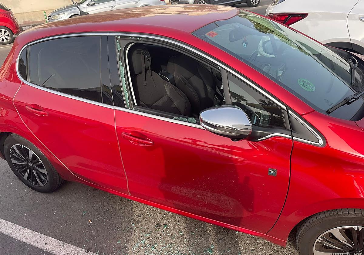 La ventanilla rota del vehículo.