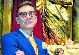 Tomás Noguerol, junto a la Virgen de las Maravillas.