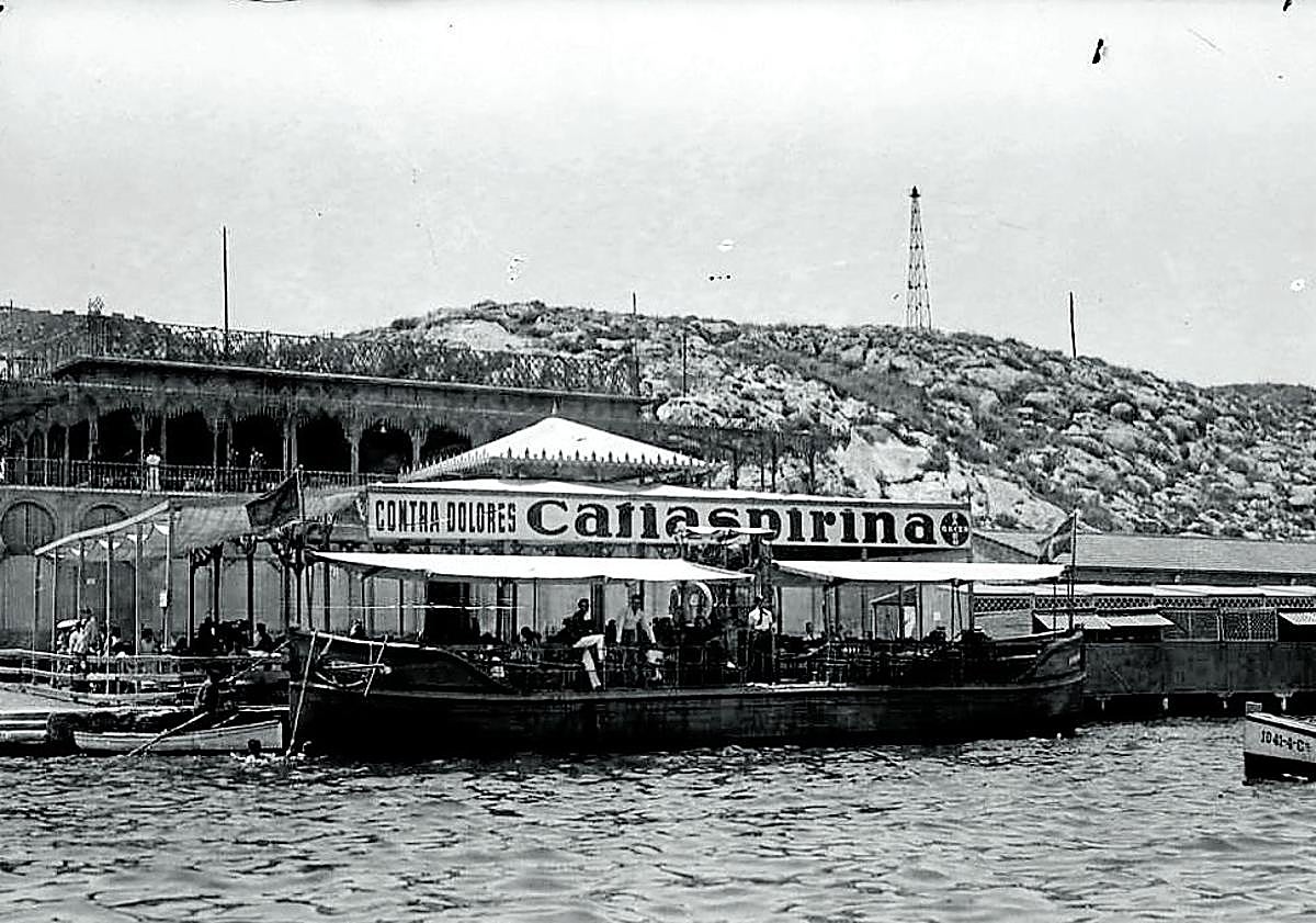 Imagen principal - Balneario de San Bernardo, en la bahía (c. 1930). | Ana María Blanco Inglés, leyendo en el porche de la casa de veraneo, en el paseo de la Barra. En segundo plano, su madre, María Francisca Inglés Maestre, con unos prismáticos (c. 1960-1962). | Grupo de aficionados, con una mantarraya (c. 1945). 
