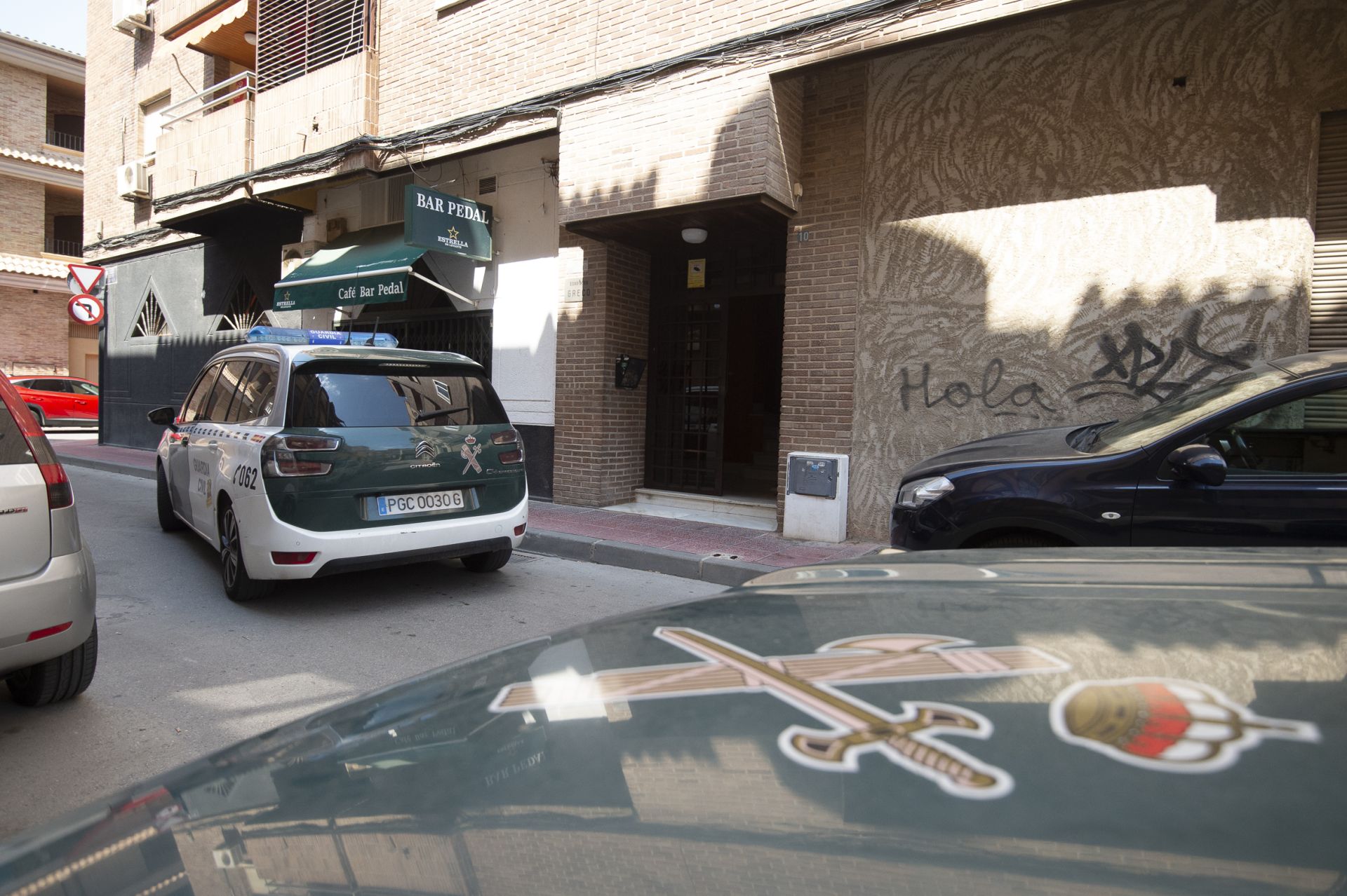 Vehículos de la Guardia Civil en la entrada del edificio donde fue hallado el cadáver.