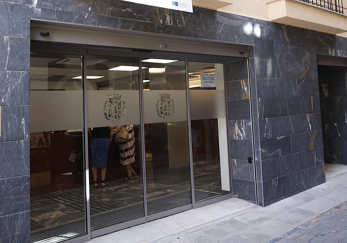 Dos turistas hacen el registro de entrada en un hotel de Cartagena.