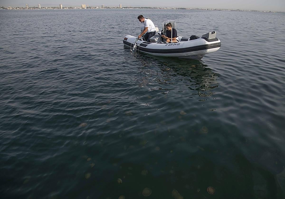 Mediciones en el Mar Menor para comprobar su estado, este mes de agosto.