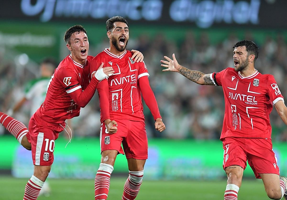 Luis Muñoz celebra el gol que marcó la temporada pasada en El Sardinero, junto a Escriche y Sergio Guerrero.