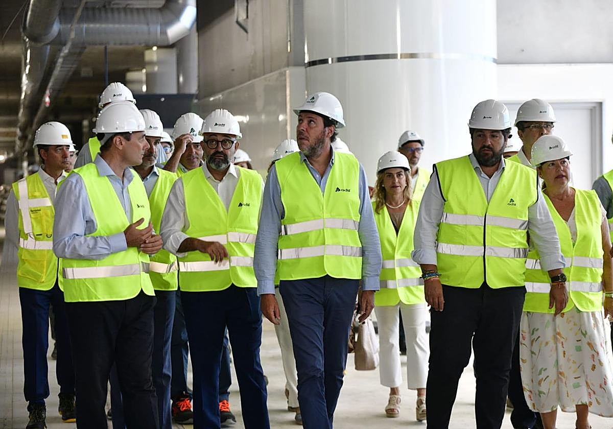 Óscar Puente (centro), junto a López Miras en su visita a las instalaciones de la nueva estación.