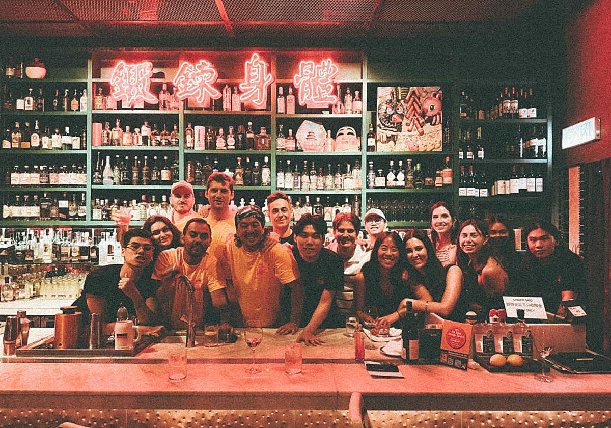 Los equipos al completo de los dos restaurantes, tras la barra del local, la noche de la cena, el pasado 7 de agosto.