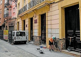 Los obreros cambian el zócalo de la planta baja.