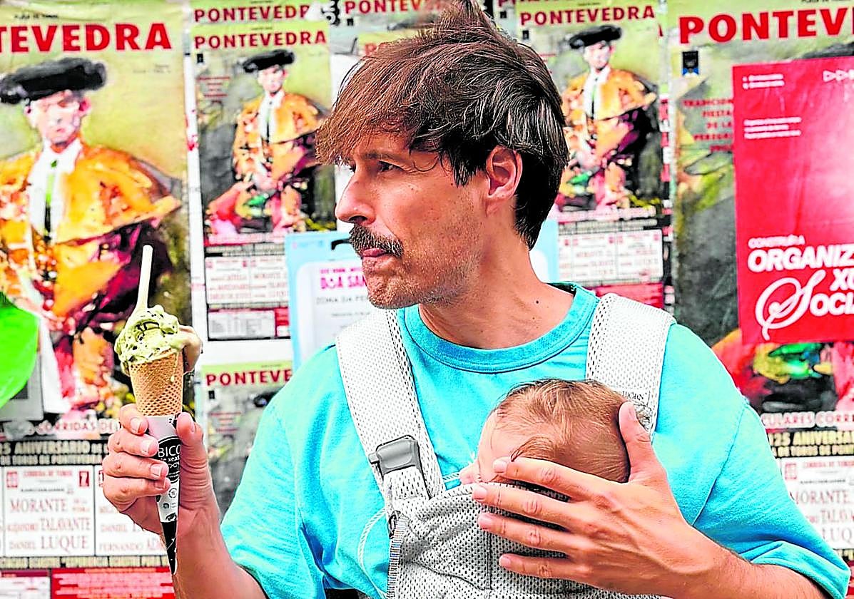 Javi Valera trata de disfrutar de un helado junto a su hijo, Oliver, este verano en Pontevedra.