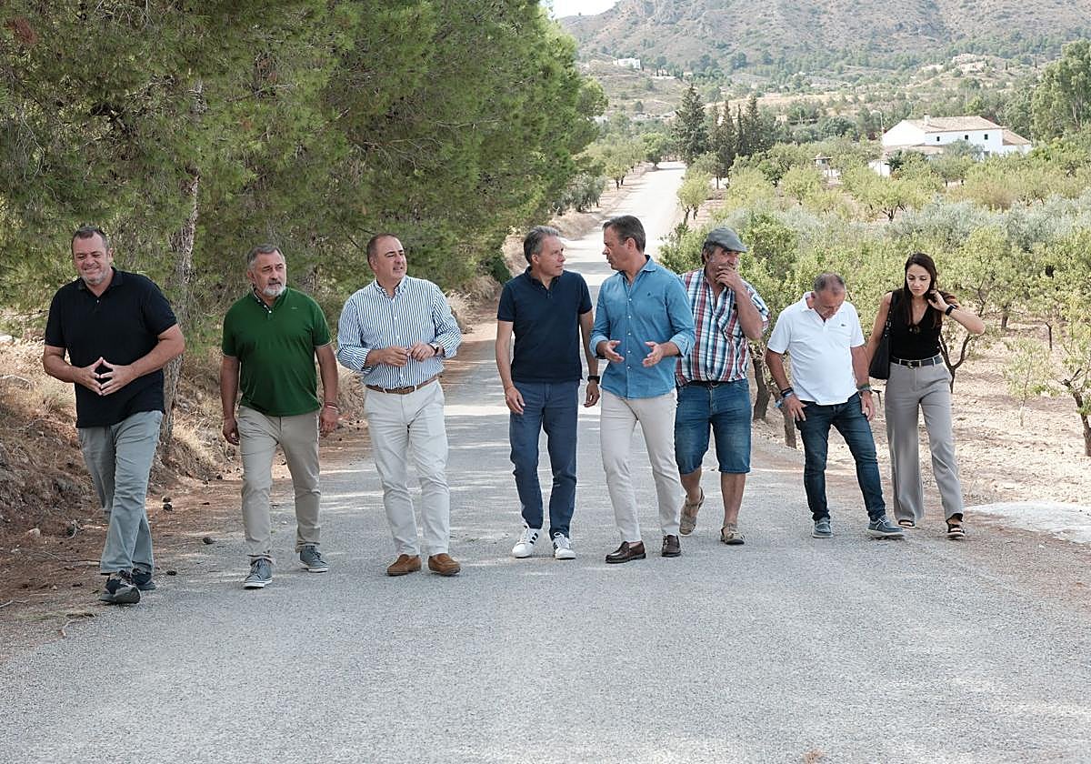 El consejero de Presidencia de la Región de Murcia, Carlos Ortuño, el alcalde de Lorca, Fulgencio Gil, y miembros de la corporación municipal en una visita a las obras del Camino de Los Conventos en la pedanía lorquina de Aguaderas, este viernes.