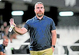 Javi Rey da órdenes a su equipo en el trofeo Carabela de Plata disputado contra el Eldense.