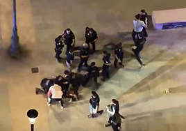 Policías locales rodean al detenido.