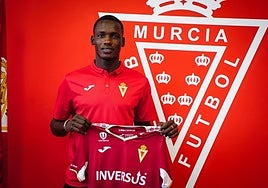 Sekou, posando con la camiseta del Real Murcia, este viernes.