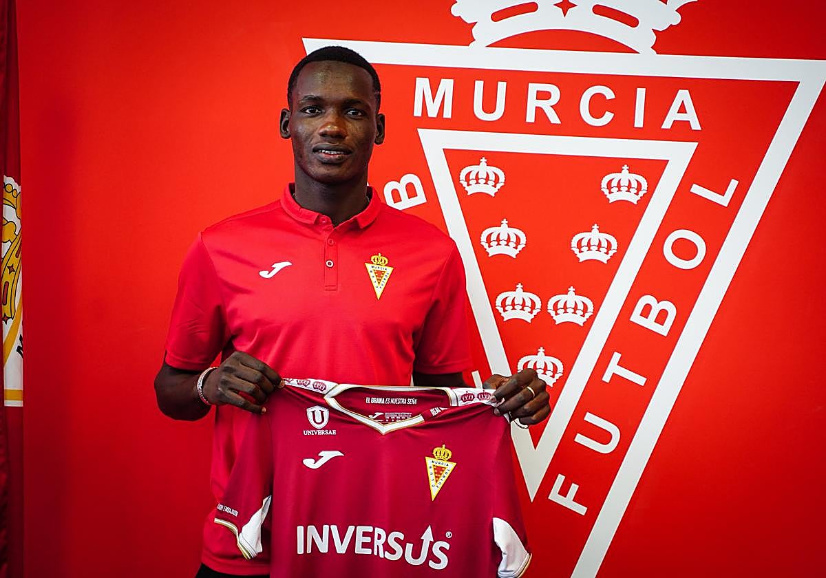 Sekou, posando con la camiseta del Real Murcia, este viernes.