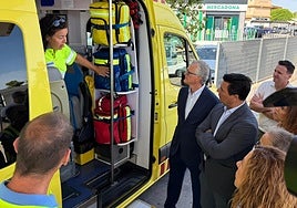 El consejero de Salud, en su visita al SUAP de San Javier, este viernes.