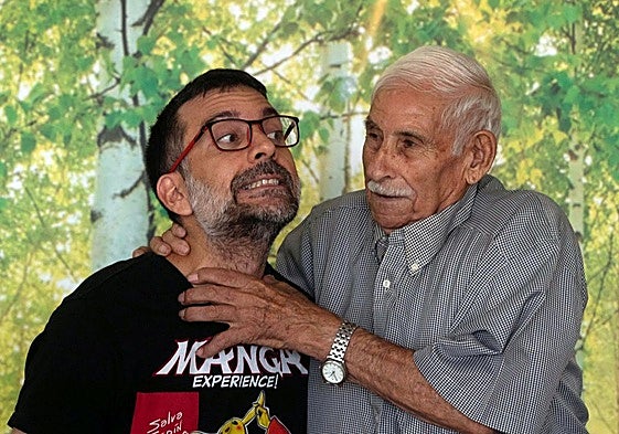 El dibujante de Marvel Salva Espín, junto a su abuelo.
