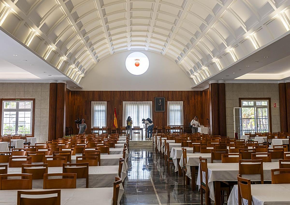 Imagen secundaria 1 - Interior del comedor de la AGA Y la Princesa Leonor y el Rey, el pasado junio, en la Escuela Naval.