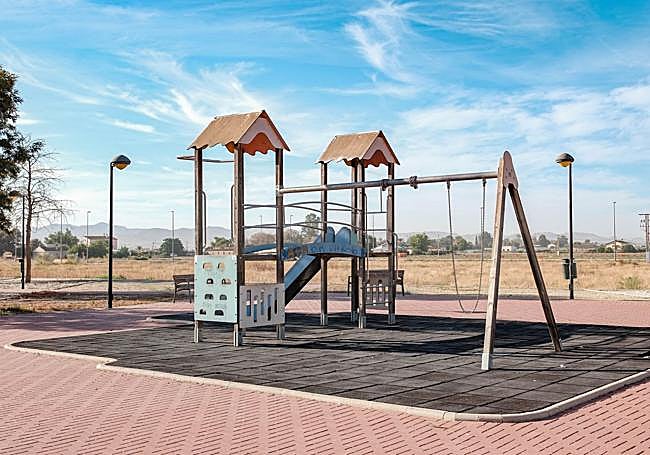 Desprotección. Este parque infantil junto al centro comercial Almenara, en Lorca, mostró la temperatura media más alta en las imágenes de satélite. Adoquín, ausencia de sombra y escasa vegetación.