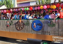 El desfile de carrozas es uno de los eventos más participativos de las fiestas.