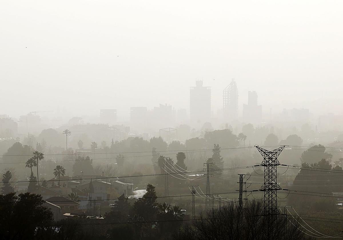 Calima sobre la ciudad de Murcia desde el Castillo de Monteagudo.