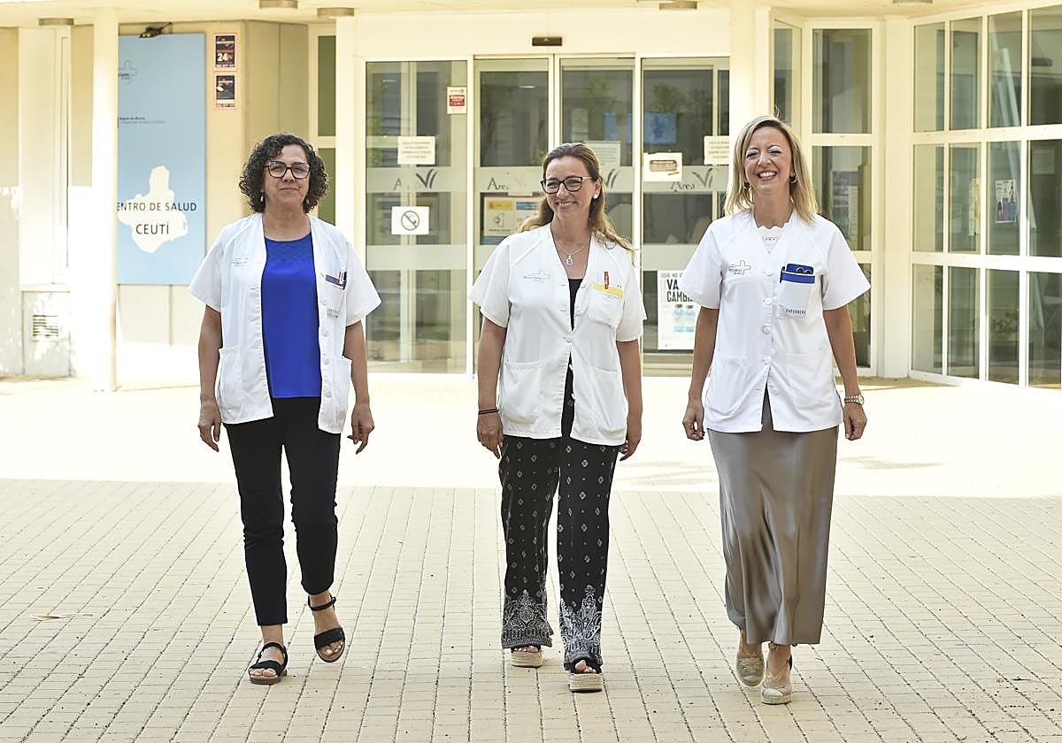 Paula Cascales, Guadalupe Torres y Beatriz Martínez, en el centro de salud de Ceutí.