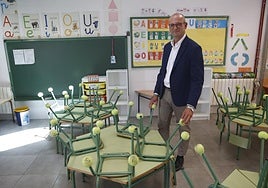 El consejero de Educación y FP, Víctor Marín, en el colegio Nuestra Señora del Rosario de Torre Pacheco.