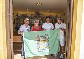 En la hacienda La Batalla, de fondo la Capilla de la Caridad; de izquierda a derecha, el Marqués de las Campanillas, Julia Parejo, Pepe Hernández 'Pani Jr' y Paco Hernández 'Pani', con la bandera de su escudo heráldico.
