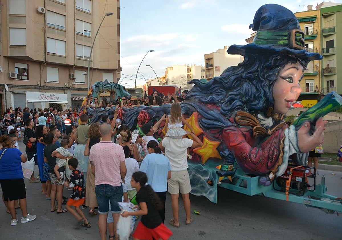 Un momento del desfile de carrozas de Cieza, en el que los asistentes pudieron hacerse con un buen puñado de regalos.