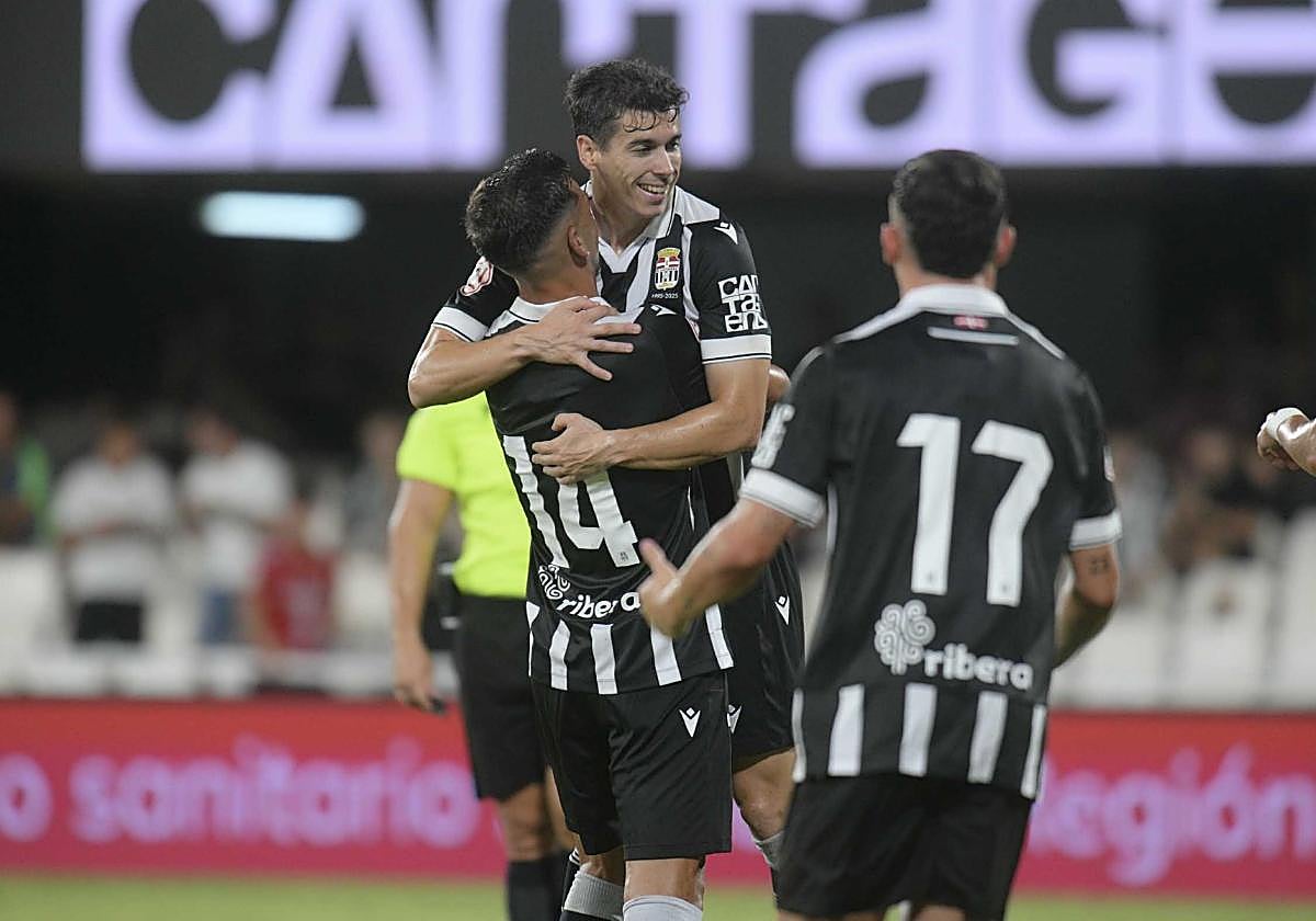 Nacho Sánchez celebrando un gol en el Carabela de Plata.