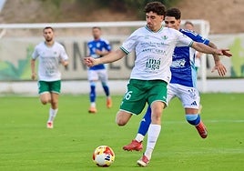 El mediapunta catalán Adrià Gené, del Antequera, en un amistoso de este verano ante el Xerez CD.
