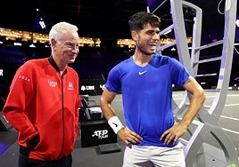 John McEnroe y Carlos Alcaraz bromean durante la última edición de la Laver Cup.