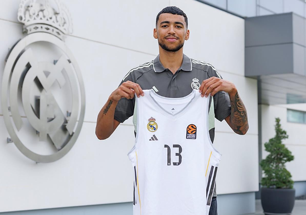 Izan Almansa, durante su presentación.