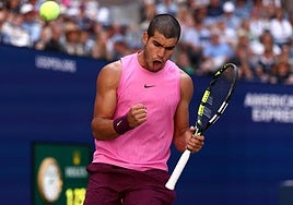 Carlos Alcaraz celebra un punto ante Arthur Rinderknech.