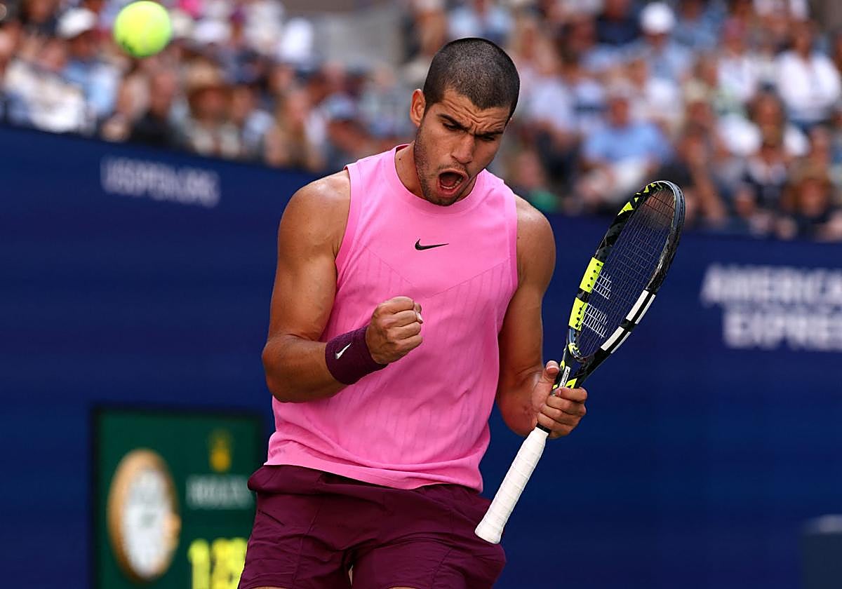 Carlos Alcaraz celebra un punto ante Arthur Rinderknech.