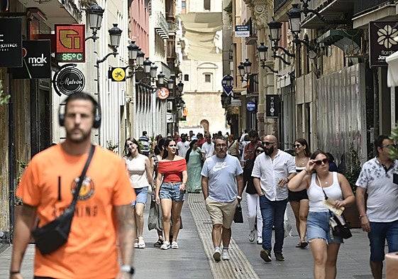 Viandantes por la calle Trapería de Murcia, en uno de los calurosos días de este mes de agosto.