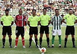 Capitanes de FC Cartagena y Antequera posan con los árbitros antes del inicio del partido