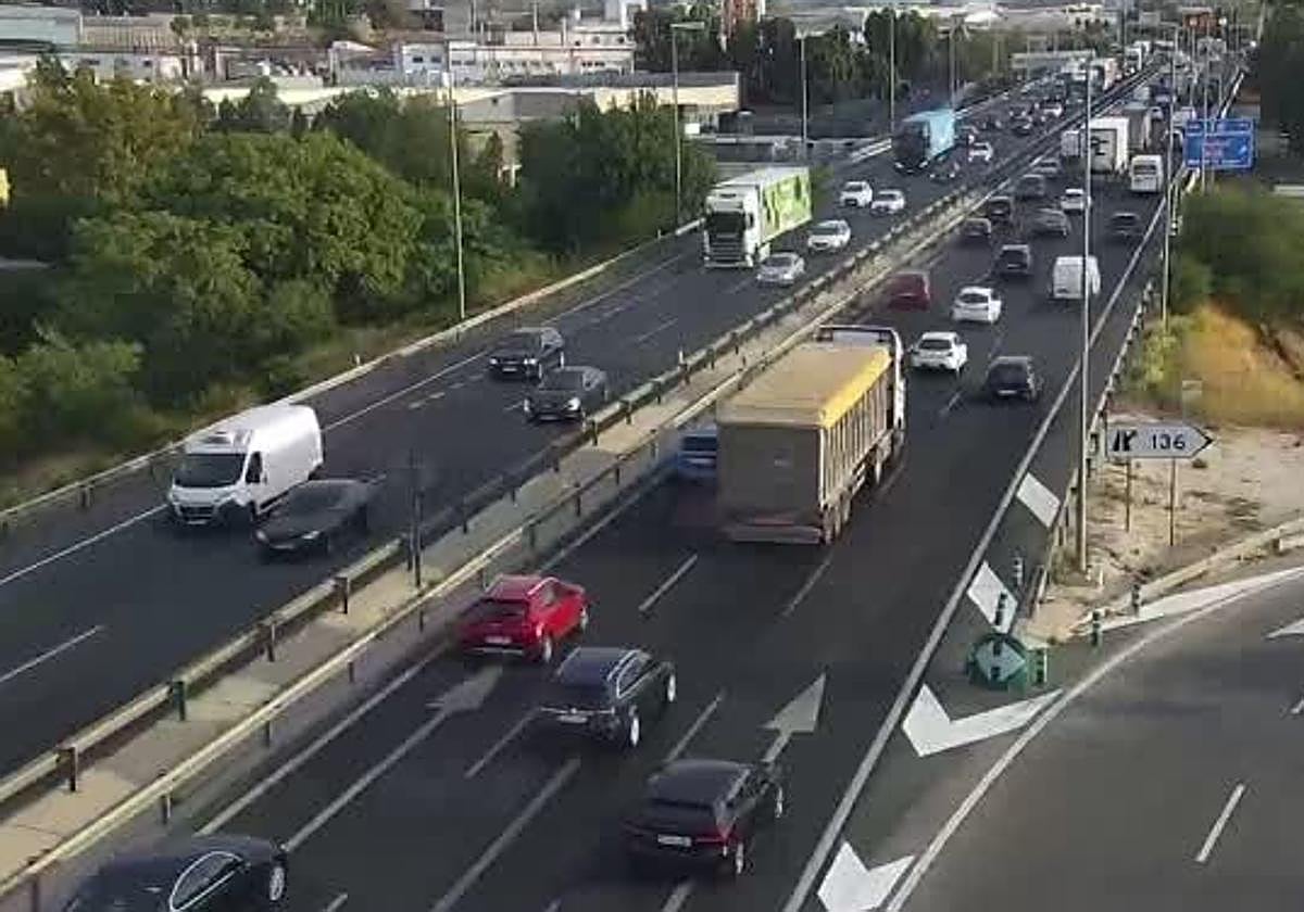 Tráfico congestionado este lunes a primera hora a su paso por la A-30 en Murcia.